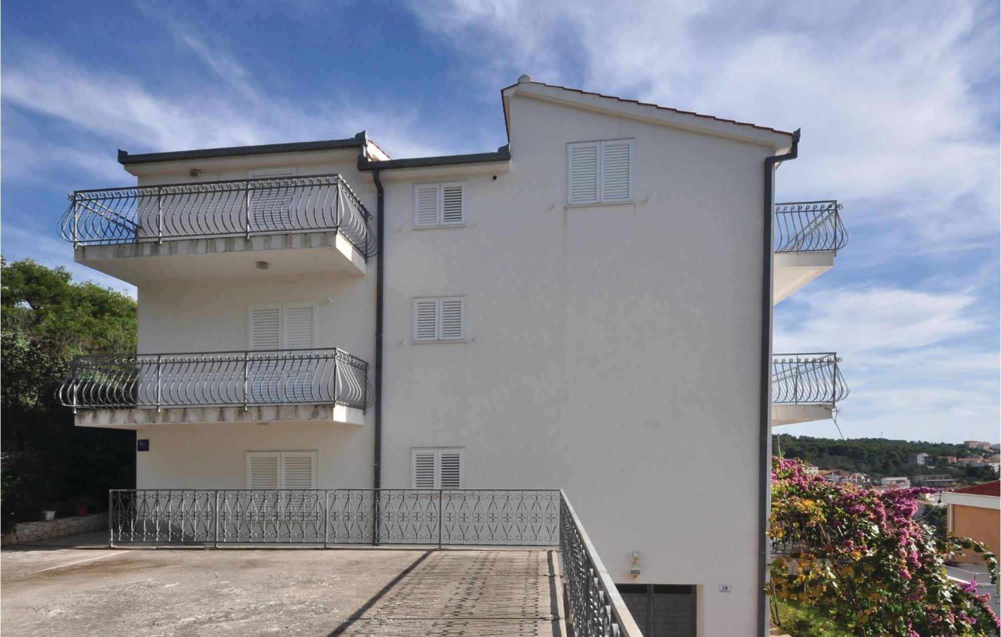 Lovely Apartment In Trogir With Kitchen Exterior foto