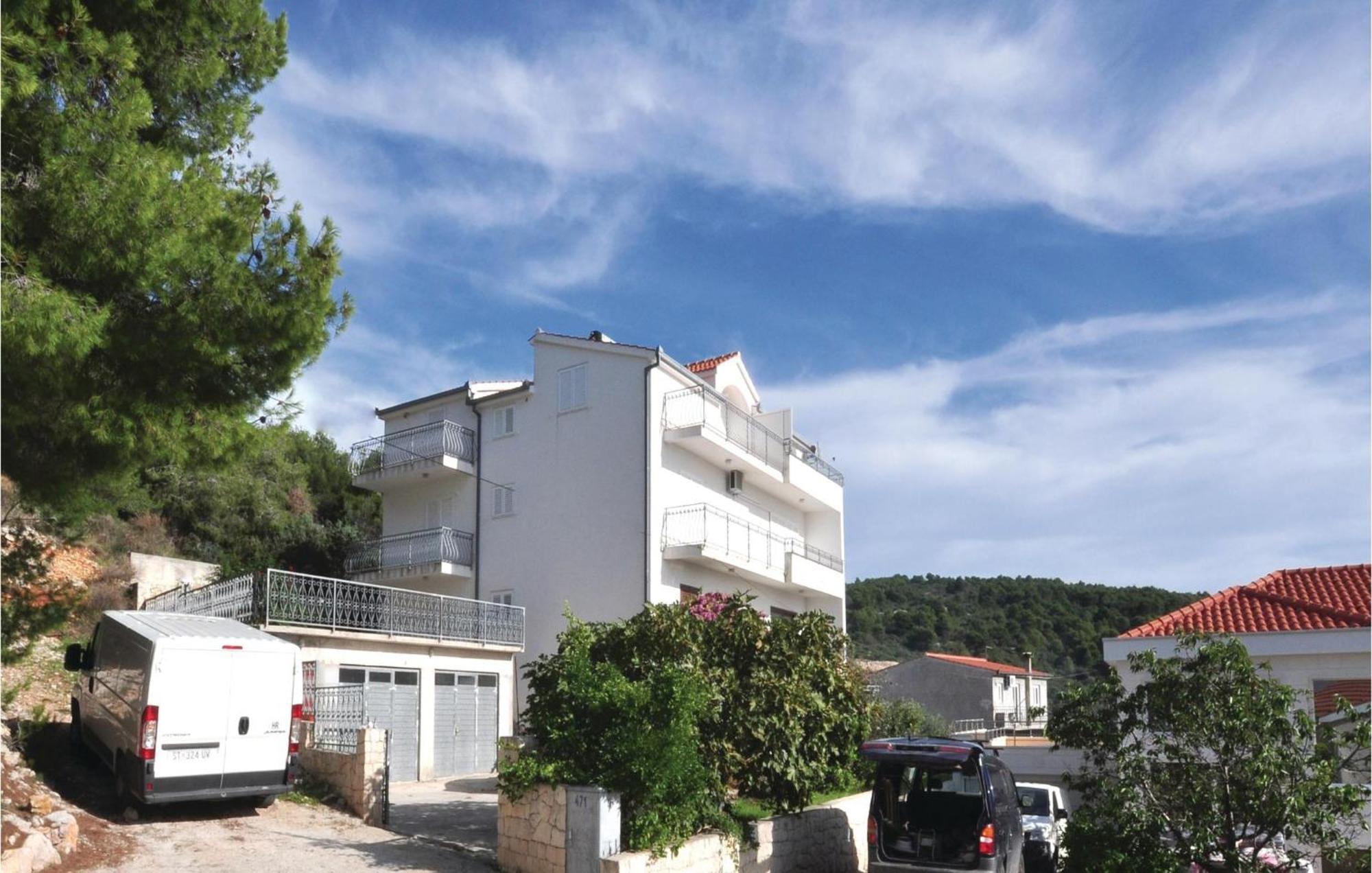 Lovely Apartment In Trogir With Kitchen Exterior foto