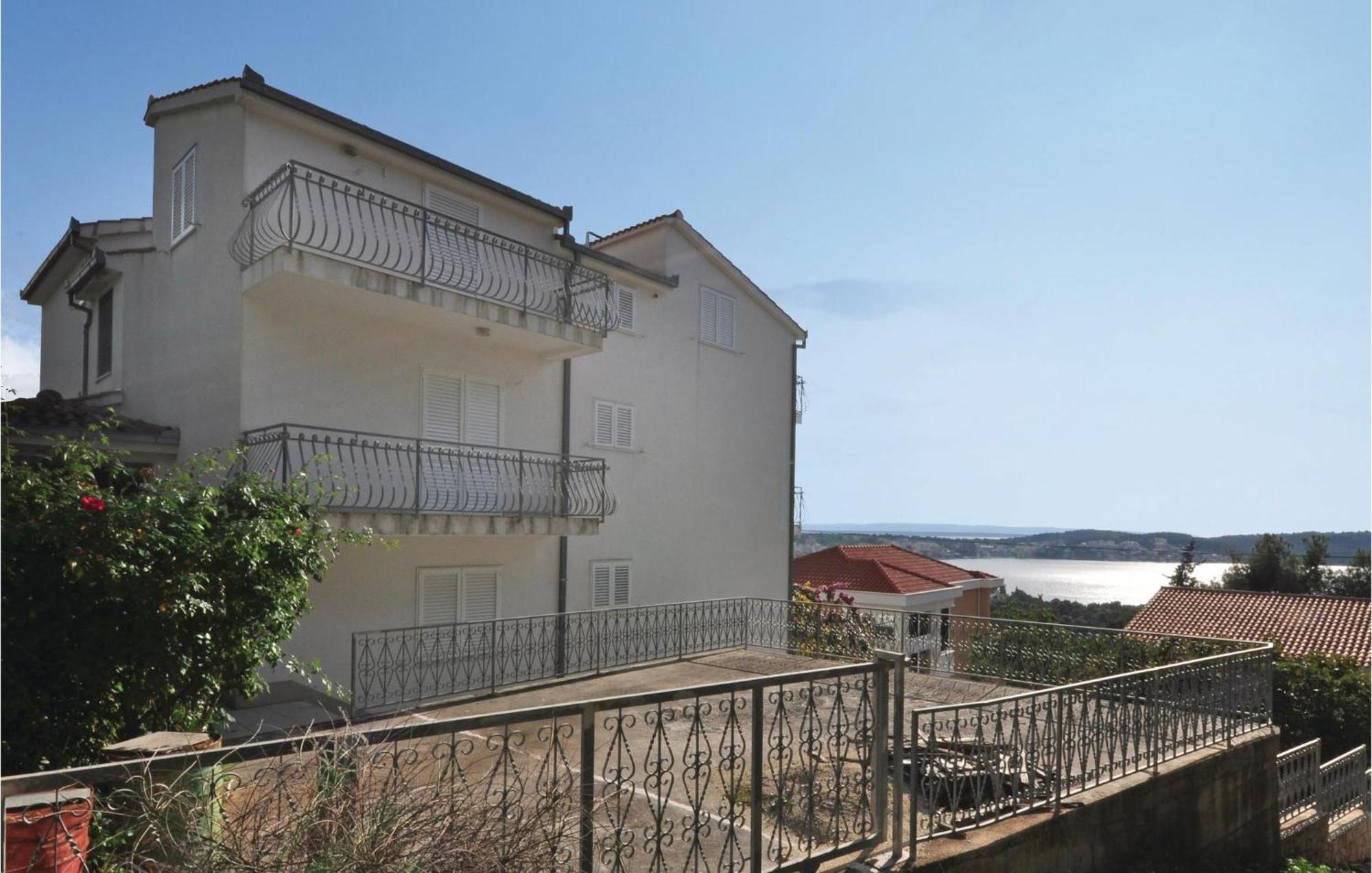 Lovely Apartment In Trogir With Kitchen Exterior foto