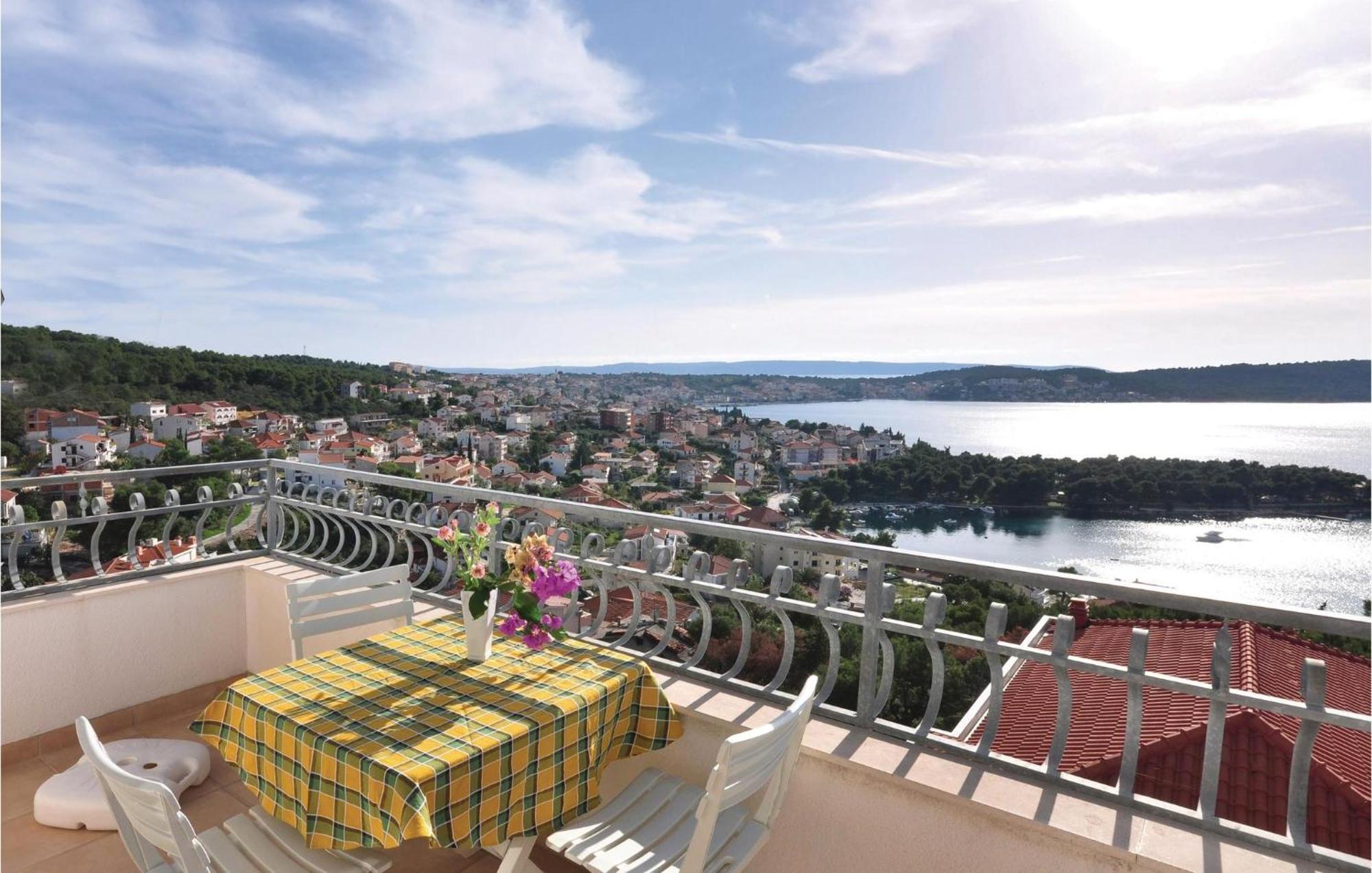 Lovely Apartment In Trogir With Kitchen Exterior foto