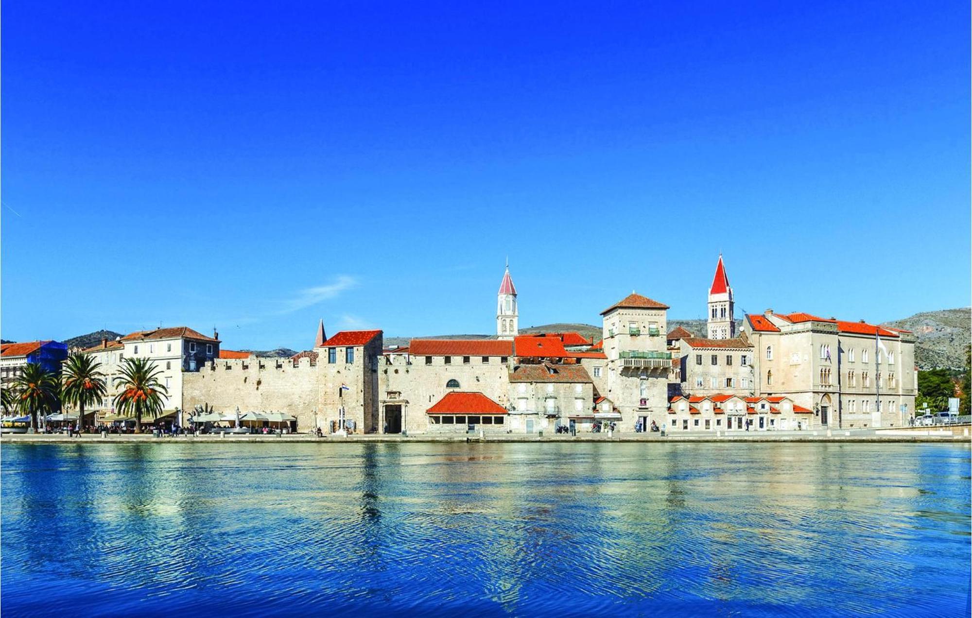 Lovely Apartment In Trogir With Kitchen Exterior foto