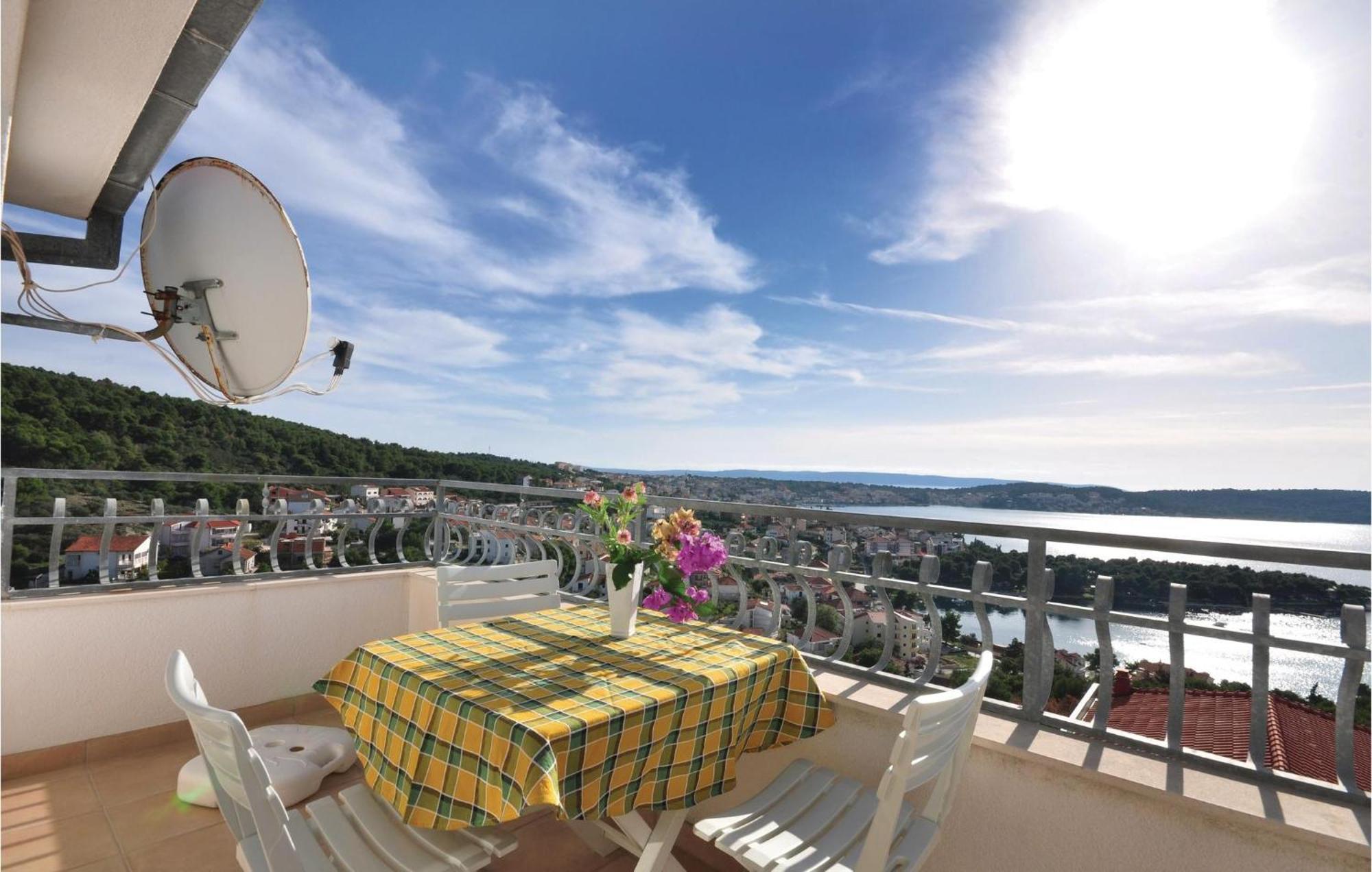 Lovely Apartment In Trogir With Kitchen Exterior foto